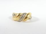 une image d'une bague en or et en diamant sur une surface blanche