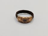 gros plan d'une bague sur une table à fond blanc