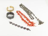 beaucoup de bijoux sur une surface blanche