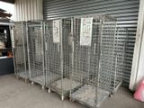 Plusieurs cages métalliques sont alignées devant une porte de garage