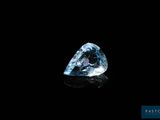 un diamant bleu sur fond noir