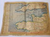 Une vieille carte des îles britanniques est posée sur une table.