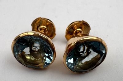 deux paires de boucles d'oreilles en topaze bleue posées sur un fond blanc
