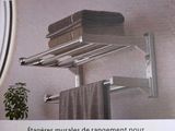 une photo d'une photo d'une salle de bains avec un porte-serviettes