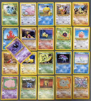 Les cartes Pokémon sont toutes de couleurs et de tailles différentes.