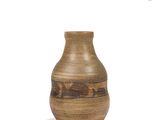 un petit vase posé sur une surface blanche
