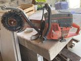 une tronçonneuse posée sur une table dans un garage