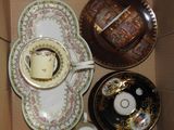 une boîte contenant des tasses et des soucoupes