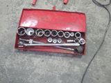 une boîte à outils rouge contenant tout un tas d'outils