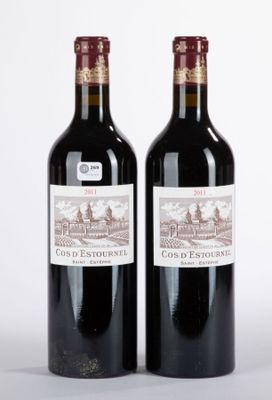 deux bouteilles de vin posées l'une à côté de l'autre sur une surface blanche