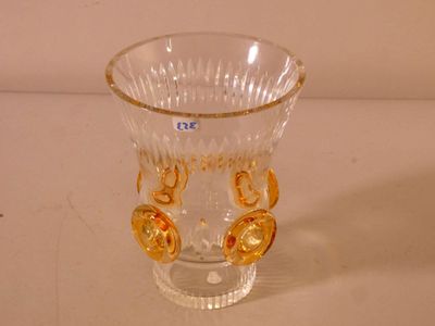 un vase en verre orné d'un motif doré