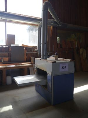 une machine placée au milieu d'une pièce