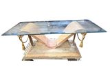 une photo d'une table basse en verre avec un piètement en métal