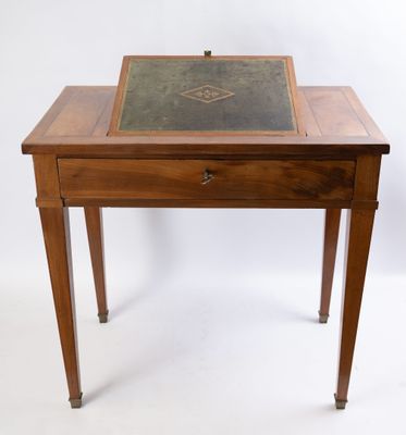 une image représentant une petite table en bois avec un plateau en cuir
