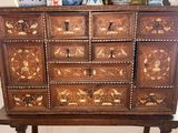 une armoire en bois surmontée de nombreux tiroirs