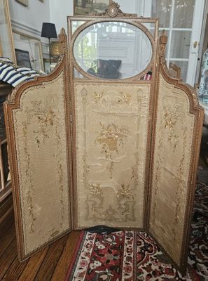 un paravent avec un miroir et un tapis au sol