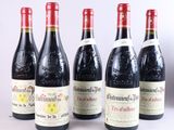 six bouteilles de vin sont alignées sur une table
