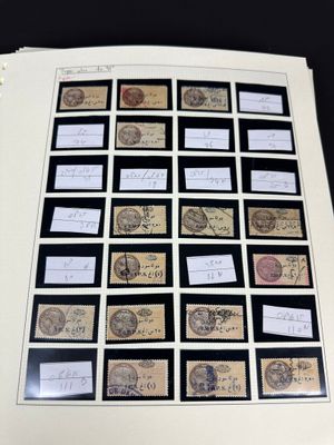 un gros plan d'un livre sur lequel sont collés plusieurs timbres