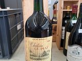 deux bouteilles de vin posées sur une table l'une à côté de l'autre