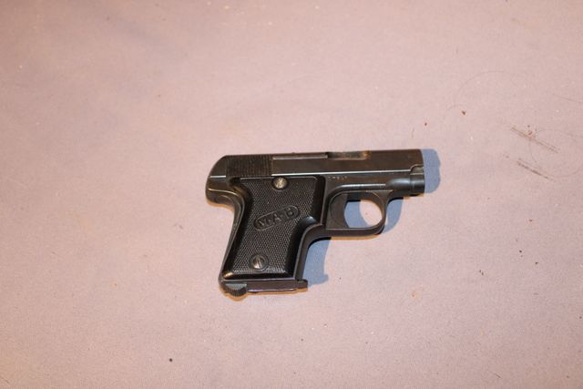 Cat B : Pistolet MAB Type A (17548). Cal 6.35 mm. Propre