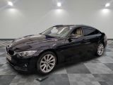 une photo d'une BMW noire sur un sol à damier