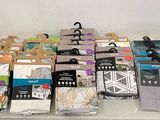 de nombreuses paires de chaussettes posées sur une table