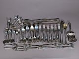 many spoons and spoon spoons are arranged on a rack
