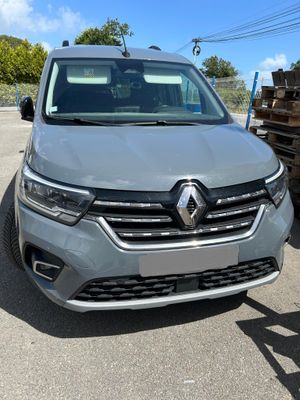 l'avant d'une voiture grise garée sur un parking