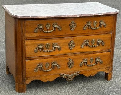 une commode au plateau en marbre, abandonnée dans la rue