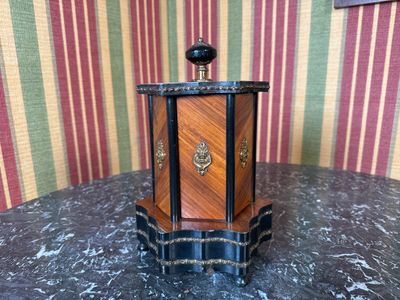 DISTRIBUTEUR à cigarettes en bois et métal. - Photo 1