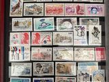 une photo d'une collection de timbres sur une table