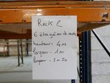 une étiquette sur l'étagère indiquant « rayonnage 5 »