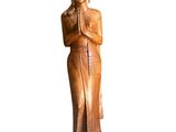 statue en bois représentant une femme les mains jointes en prière