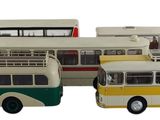 trois petits bus en jouet placés les uns à côté des autres