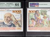 Trois types de monnaies différents sont exposés dans une vitrine