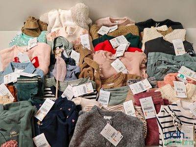 une pile de vêtements posée sur le sol
