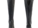 l'arrière d'une paire de bottes noires sur fond blanc