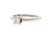 gros plan d'une bague en diamant sur fond blanc