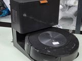 une machine posée sur une table