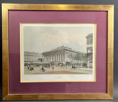 une vieille photo représentant un grand bâtiment avec beaucoup de monde