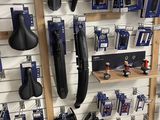de nombreux articles variés accrochés au mur du magasin