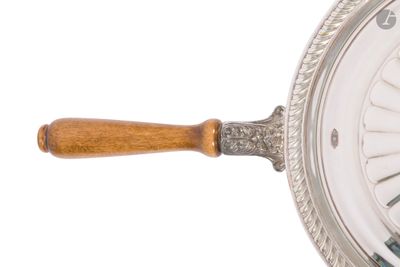 une horloge argentée avec une poignée en bois sur fond blanc