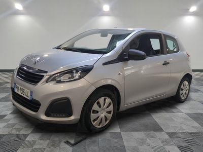 la petite voiture argentée est garée dans une pièce au sol en damier