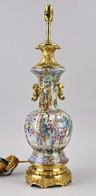 une lampe posée sur une table à côté d'une lampe