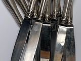 tout un tas de couteaux rangés dans un porte-couteaux