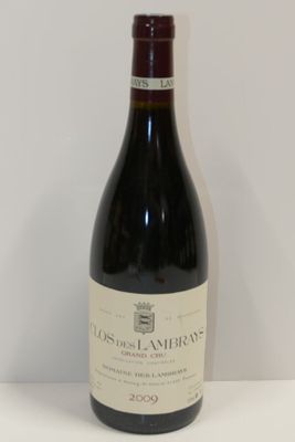 une bouteille de vin posée sur une table