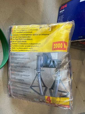 une paire de ciseaux et une paire de ciseaux à côté d'une paire de ciseaux