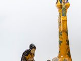 deux figurines représentant une femme et un homme assis par terre