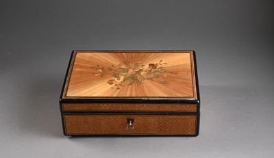 l'image d'une boîte en bois ornée d'un motif floral