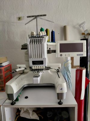 une machine à coudre posée sur une table